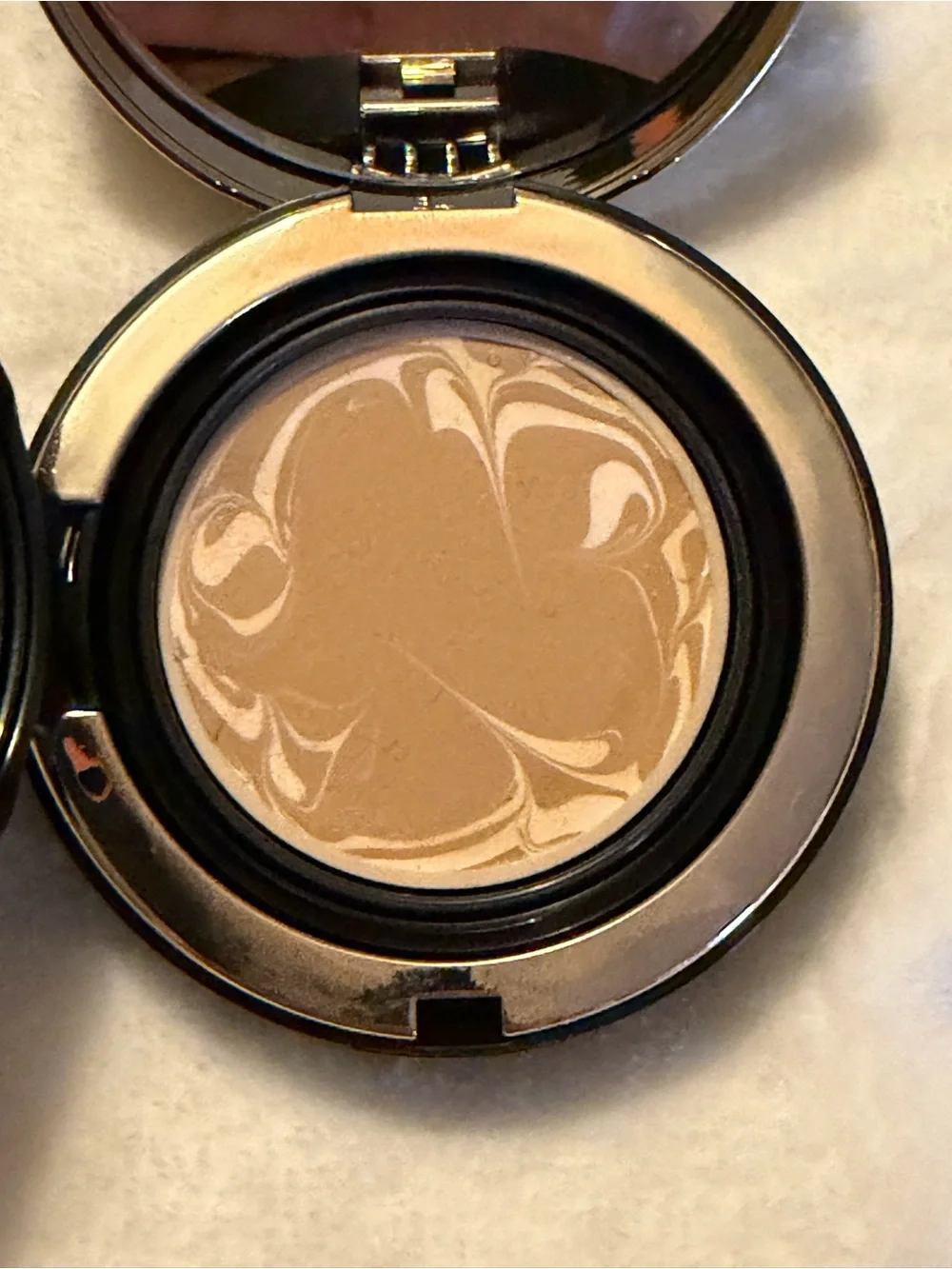 Age 20s signature essence pact intense cover